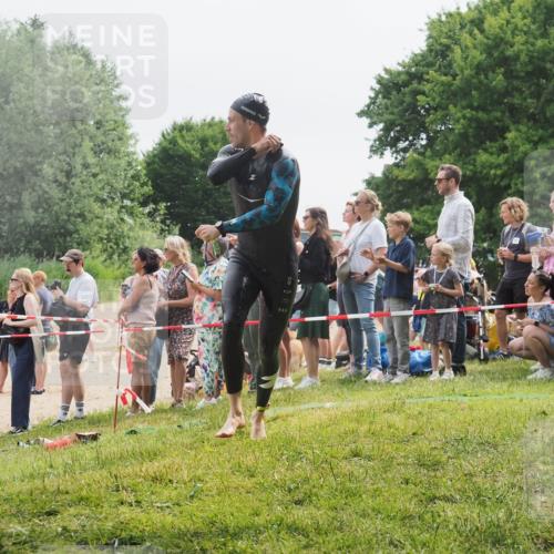 15.06.2025 - 27. Vierlanden-Triathlon KatJ http://msf.ph/oto/8024742 15.06.2025 10:58:04 Schwimmen 640, 647, 705, 738 meine-sportfotos.de