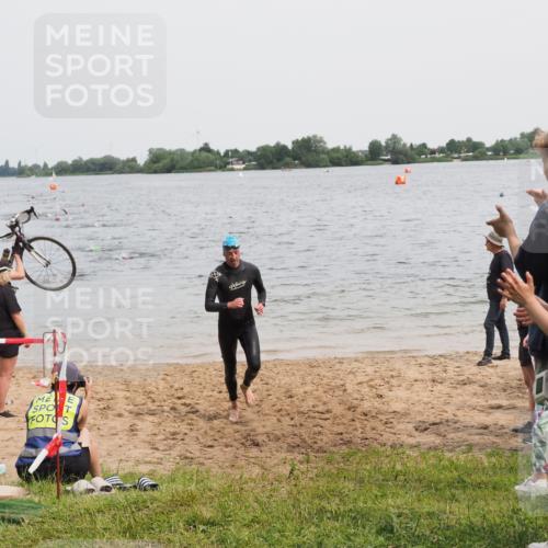 21.06.2025 - 27. Vierlanden-Triathlon MichiJ http://msf.ph/oto/8024743 15.06.2026 10:55:42 Schwimmen 712, 736 meine-sportfotos.de
