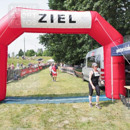 21.06.2025 - 27. Vierlanden-Triathlon MichiJ http://msf.ph/oto/8024744 15.06.2026 11:52:51 Ziel 459, 593, 616 meine-sportfotos.de