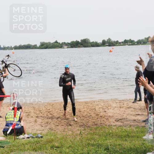 21.06.2025 - 27. Vierlanden-Triathlon MichiJ http://msf.ph/oto/8024746 15.06.2026 10:55:42 Schwimmen 712, 736 meine-sportfotos.de