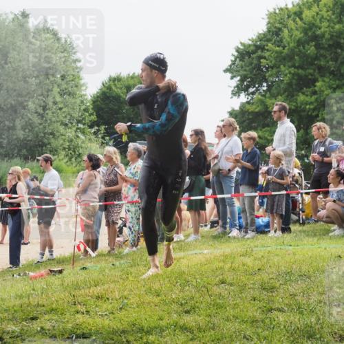 15.06.2025 - 27. Vierlanden-Triathlon KatJ http://msf.ph/oto/8024747 15.06.2025 10:58:04 Schwimmen 640, 647, 705, 738 meine-sportfotos.de