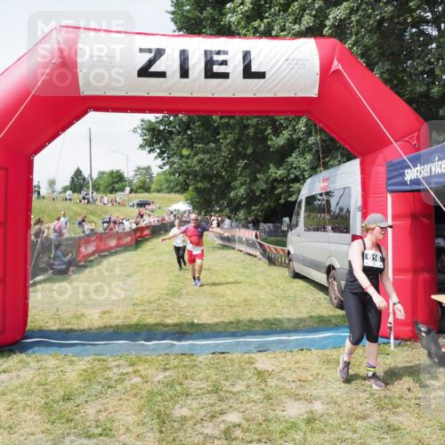 21.06.2025 - 27. Vierlanden-Triathlon MichiJ http://msf.ph/oto/8024751 15.06.2026 11:52:52 Ziel 459, 593, 616 meine-sportfotos.de