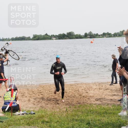 21.06.2025 - 27. Vierlanden-Triathlon MichiJ http://msf.ph/oto/8024752 15.06.2026 10:55:42 Schwimmen 712, 736 meine-sportfotos.de