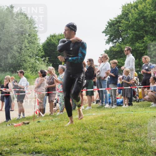 15.06.2025 - 27. Vierlanden-Triathlon KatJ http://msf.ph/oto/8024753 15.06.2025 10:58:05 Schwimmen 640, 647, 705, 738 meine-sportfotos.de