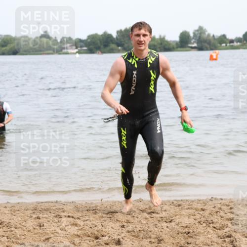 15.06.2025 - 27. Vierlanden-Triathlon Lena Gebhardt http://msf.ph/oto/8024754 15.06.2025 10:56:10 Schwimmen 702, 716, 730, 733 meine-sportfotos.de