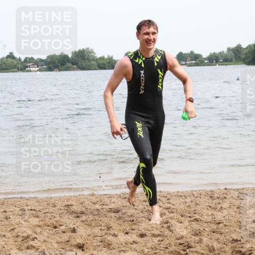15.06.2025 - 27. Vierlanden-Triathlon Lena Gebhardt http://msf.ph/oto/8024756 15.06.2025 10:56:11 Schwimmen 702, 716, 730, 733 meine-sportfotos.de