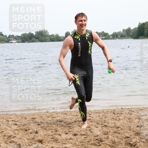 15.06.2025 - 27. Vierlanden-Triathlon Lena Gebhardt http://msf.ph/oto/8024758 15.06.2025 10:56:11 Schwimmen 702, 716, 730, 733 meine-sportfotos.de