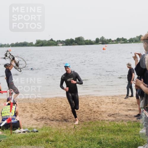 21.06.2025 - 27. Vierlanden-Triathlon MichiJ http://msf.ph/oto/8024765 15.06.2026 10:55:43 Schwimmen 712, 736 meine-sportfotos.de