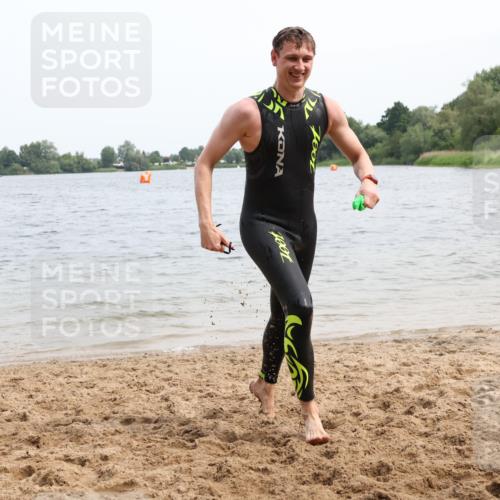 15.06.2025 - 27. Vierlanden-Triathlon Lena Gebhardt http://msf.ph/oto/8024767 15.06.2025 10:56:12 Schwimmen 702, 716, 730, 733 meine-sportfotos.de