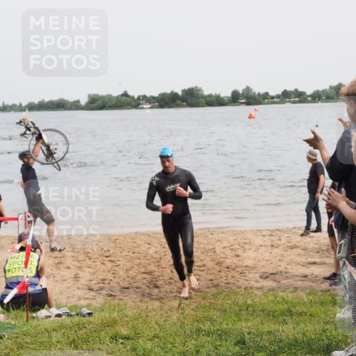 21.06.2025 - 27. Vierlanden-Triathlon MichiJ http://msf.ph/oto/8024768 15.06.2026 10:55:43 Schwimmen 712, 736 meine-sportfotos.de