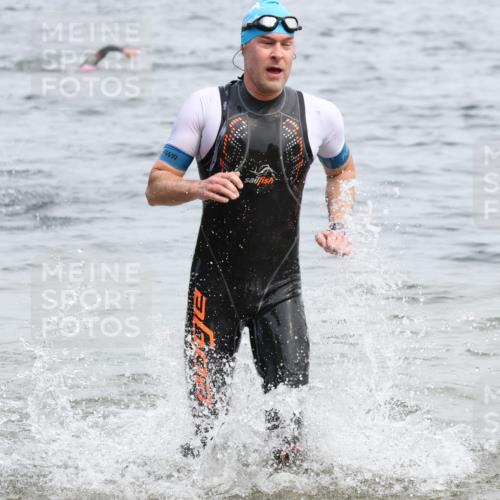 15.06.2025 - 27. Vierlanden-Triathlon Lena Gebhardt http://msf.ph/oto/8024770 15.06.2025 10:56:14 Schwimmen 702, 716, 730 meine-sportfotos.de