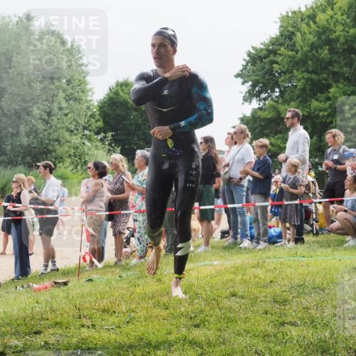 15.06.2025 - 27. Vierlanden-Triathlon KatJ http://msf.ph/oto/8024771 15.06.2025 10:58:05 Schwimmen 640, 647, 705, 738 meine-sportfotos.de