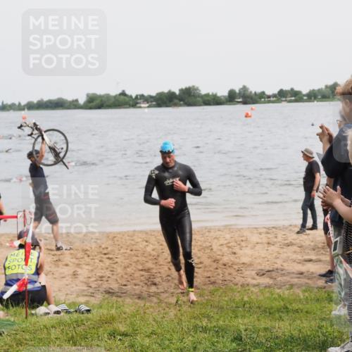 21.06.2025 - 27. Vierlanden-Triathlon MichiJ http://msf.ph/oto/8024773 15.06.2026 10:55:43 Schwimmen 712, 736 meine-sportfotos.de
