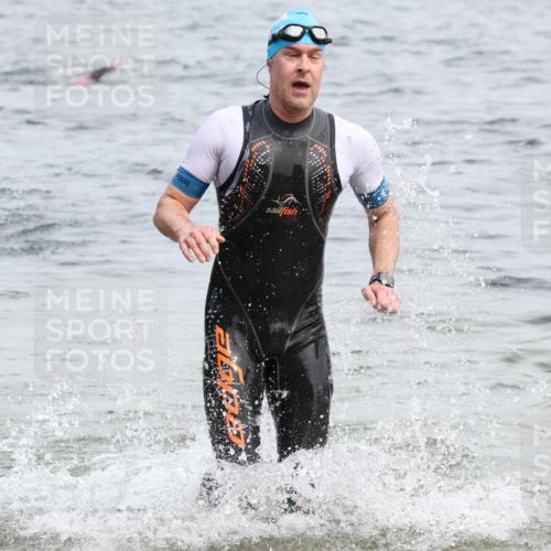 15.06.2025 - 27. Vierlanden-Triathlon Lena Gebhardt http://msf.ph/oto/8024776 15.06.2025 10:56:14 Schwimmen 702, 716, 730 meine-sportfotos.de