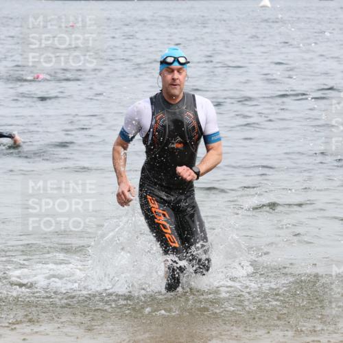 15.06.2025 - 27. Vierlanden-Triathlon Lena Gebhardt http://msf.ph/oto/8024779 15.06.2025 10:56:14 Schwimmen 702, 716, 730 meine-sportfotos.de