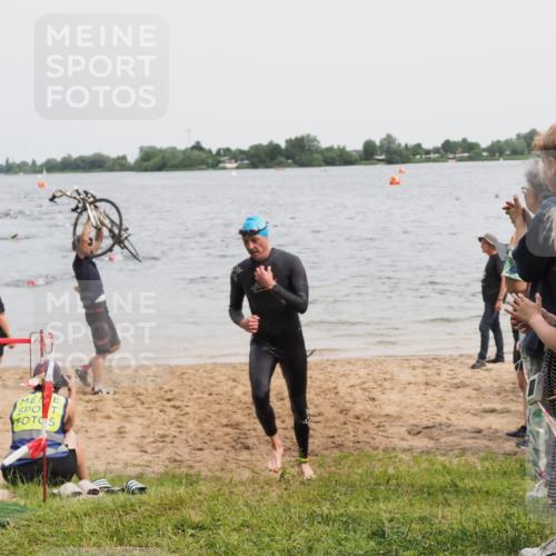 21.06.2025 - 27. Vierlanden-Triathlon MichiJ http://msf.ph/oto/8024784 15.06.2026 10:55:43 Schwimmen 712, 736 meine-sportfotos.de