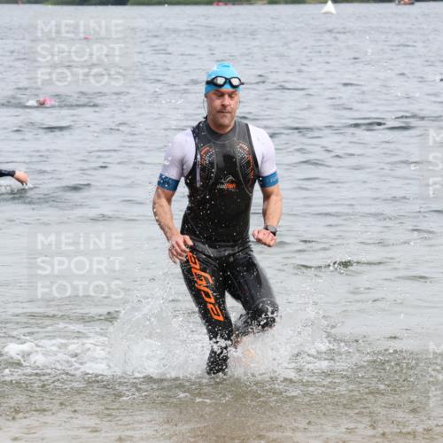 15.06.2025 - 27. Vierlanden-Triathlon Lena Gebhardt http://msf.ph/oto/8024785 15.06.2025 10:56:14 Schwimmen 702, 716, 730 meine-sportfotos.de
