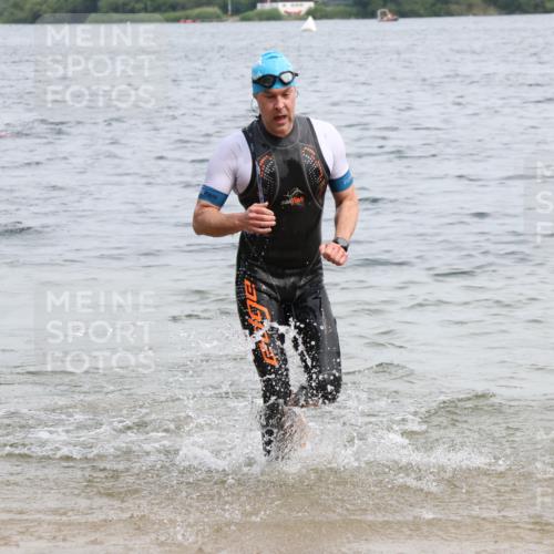 15.06.2025 - 27. Vierlanden-Triathlon Lena Gebhardt http://msf.ph/oto/8024792 15.06.2025 10:56:15 Schwimmen 702, 716, 730 meine-sportfotos.de