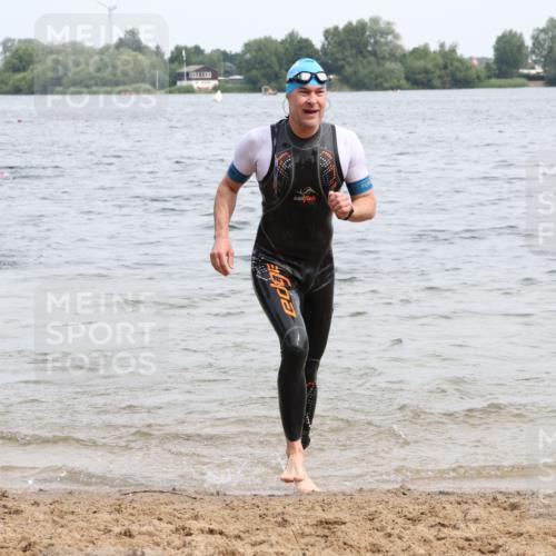 15.06.2025 - 27. Vierlanden-Triathlon Lena Gebhardt http://msf.ph/oto/8024798 15.06.2025 10:56:16 Schwimmen 702, 716, 730 meine-sportfotos.de