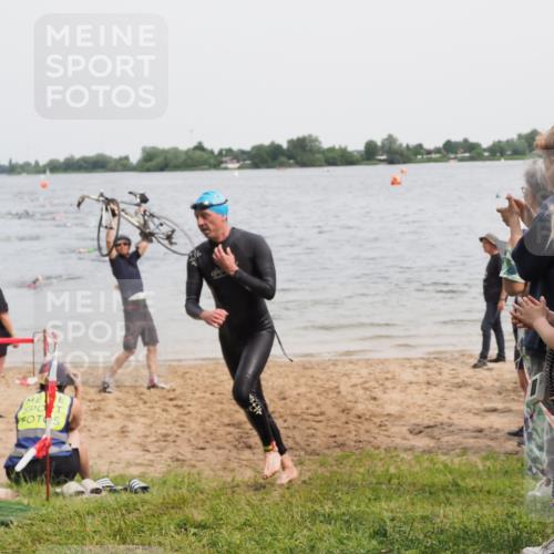 21.06.2025 - 27. Vierlanden-Triathlon MichiJ http://msf.ph/oto/8024799 15.06.2026 10:55:44 Schwimmen 712, 736 meine-sportfotos.de