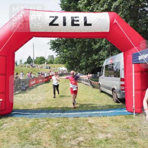 21.06.2025 - 27. Vierlanden-Triathlon MichiJ http://msf.ph/oto/8024802 15.06.2026 11:52:53 Ziel 459, 593, 616 meine-sportfotos.de