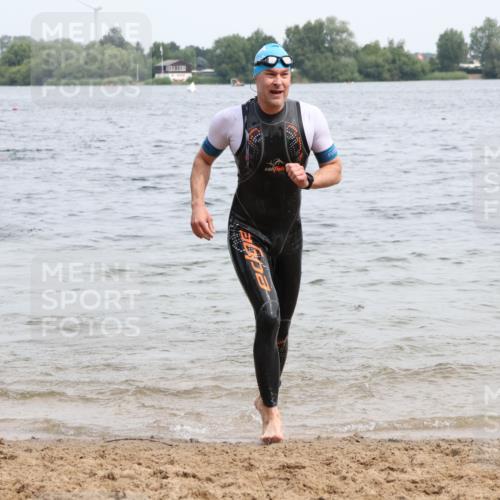 15.06.2025 - 27. Vierlanden-Triathlon Lena Gebhardt http://msf.ph/oto/8024805 15.06.2025 10:56:16 Schwimmen 702, 716, 730 meine-sportfotos.de
