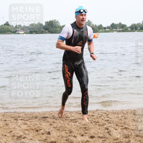 15.06.2025 - 27. Vierlanden-Triathlon Lena Gebhardt http://msf.ph/oto/8024808 15.06.2025 10:56:17 Schwimmen 702, 716, 730 meine-sportfotos.de