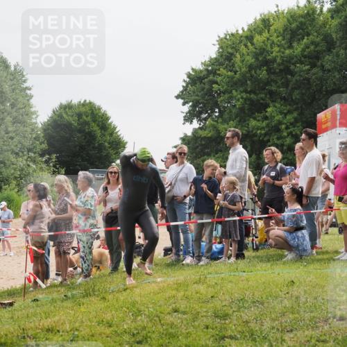 15.06.2025 - 27. Vierlanden-Triathlon KatJ http://msf.ph/oto/8024810 15.06.2025 10:58:08 Schwimmen 640, 647, 705, 762 meine-sportfotos.de