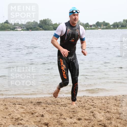 15.06.2025 - 27. Vierlanden-Triathlon Lena Gebhardt http://msf.ph/oto/8024814 15.06.2025 10:56:18 Schwimmen 702, 716, 730 meine-sportfotos.de