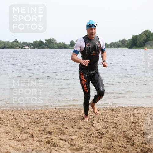 15.06.2025 - 27. Vierlanden-Triathlon Lena Gebhardt http://msf.ph/oto/8024819 15.06.2025 10:56:18 Schwimmen 702, 716, 730 meine-sportfotos.de