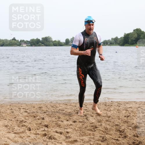 15.06.2025 - 27. Vierlanden-Triathlon Lena Gebhardt http://msf.ph/oto/8024822 15.06.2025 10:56:18 Schwimmen 702, 716, 730 meine-sportfotos.de