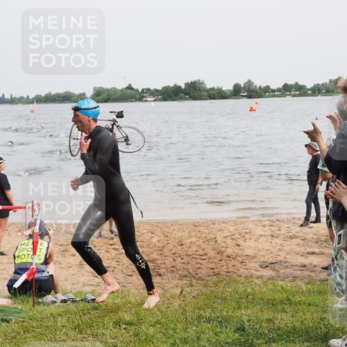 21.06.2025 - 27. Vierlanden-Triathlon MichiJ http://msf.ph/oto/8024824 15.06.2026 10:55:44 Schwimmen 712, 736 meine-sportfotos.de