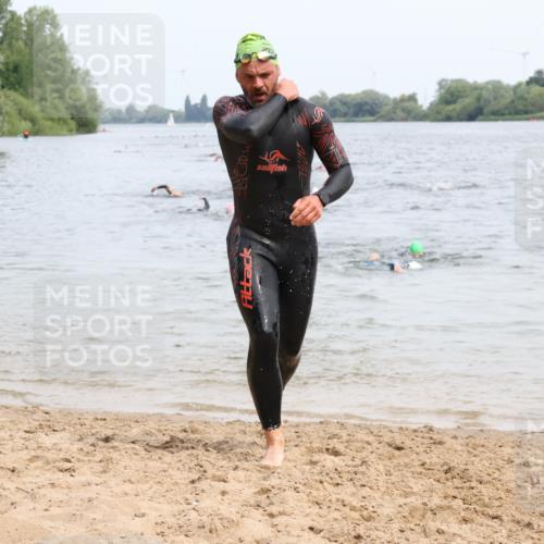 15.06.2025 - 27. Vierlanden-Triathlon Lena Gebhardt http://msf.ph/oto/8024826 15.06.2025 10:56:19 Schwimmen 702, 716, 730, 771 meine-sportfotos.de