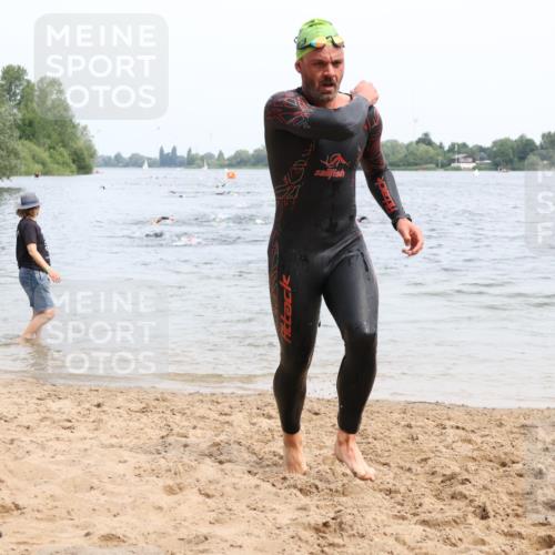 15.06.2025 - 27. Vierlanden-Triathlon Lena Gebhardt http://msf.ph/oto/8024837 15.06.2025 10:56:20 Schwimmen 702, 716, 730, 771 meine-sportfotos.de