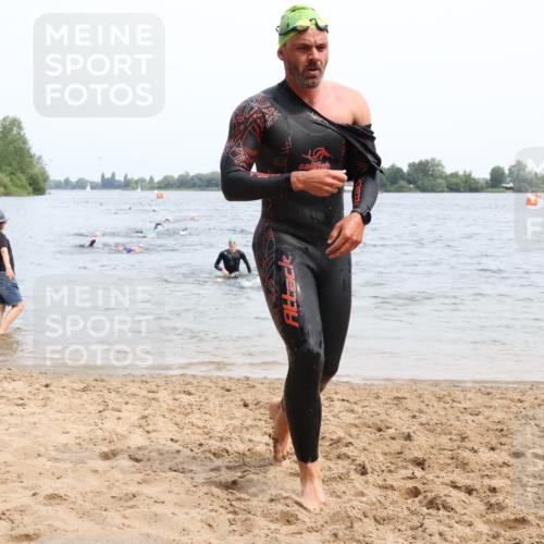 15.06.2025 - 27. Vierlanden-Triathlon Lena Gebhardt http://msf.ph/oto/8024840 15.06.2025 10:56:20 Schwimmen 702, 716, 730, 771 meine-sportfotos.de