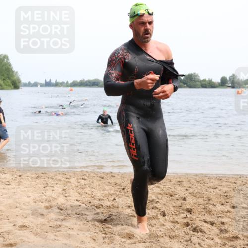 15.06.2025 - 27. Vierlanden-Triathlon Lena Gebhardt http://msf.ph/oto/8024844 15.06.2025 10:56:21 Schwimmen 702, 716, 730, 764, 771 meine-sportfotos.de