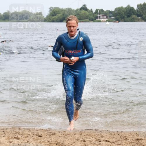 15.06.2025 - 27. Vierlanden-Triathlon Lena Gebhardt http://msf.ph/oto/8024870 15.06.2025 10:56:28 Schwimmen 730, 764, 771 meine-sportfotos.de