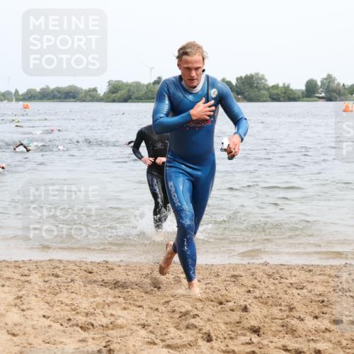 15.06.2025 - 27. Vierlanden-Triathlon Lena Gebhardt http://msf.ph/oto/8024884 15.06.2025 10:56:29 Schwimmen 685, 730, 764, 771 meine-sportfotos.de