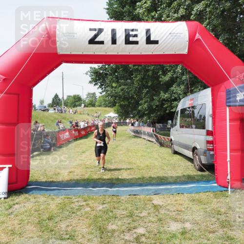 21.06.2025 - 27. Vierlanden-Triathlon MichiJ http://msf.ph/oto/8024897 15.06.2026 11:53:07 Ziel 550 meine-sportfotos.de