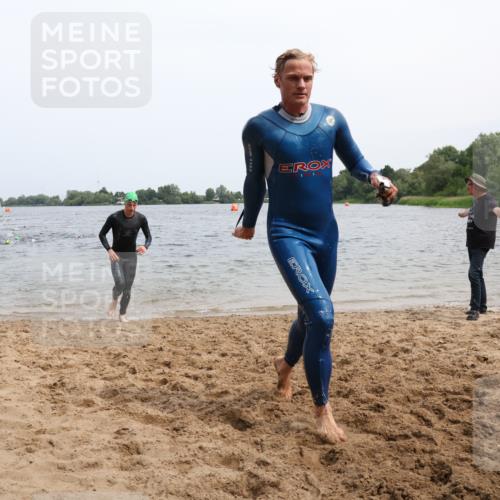 15.06.2025 - 27. Vierlanden-Triathlon Lena Gebhardt http://msf.ph/oto/8024903 15.06.2025 10:56:30 Schwimmen 685, 764, 771 meine-sportfotos.de