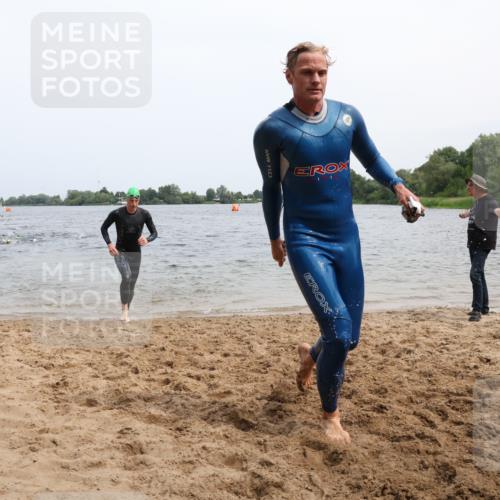 15.06.2025 - 27. Vierlanden-Triathlon Lena Gebhardt http://msf.ph/oto/8024912 15.06.2025 10:56:30 Schwimmen 685, 764, 771 meine-sportfotos.de