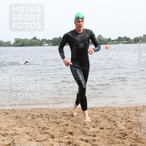 15.06.2025 - 27. Vierlanden-Triathlon Lena Gebhardt http://msf.ph/oto/8024917 15.06.2025 10:56:31 Schwimmen 685, 764, 771 meine-sportfotos.de