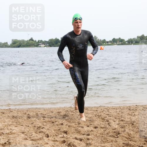 15.06.2025 - 27. Vierlanden-Triathlon Lena Gebhardt http://msf.ph/oto/8024926 15.06.2025 10:56:31 Schwimmen 685, 764, 771 meine-sportfotos.de