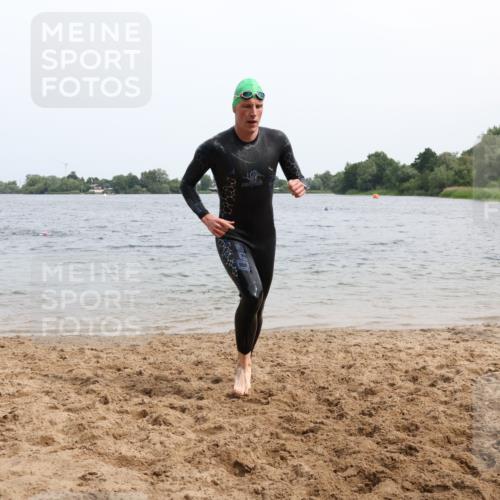 15.06.2025 - 27. Vierlanden-Triathlon Lena Gebhardt http://msf.ph/oto/8024932 15.06.2025 10:56:31 Schwimmen 685, 764, 771 meine-sportfotos.de