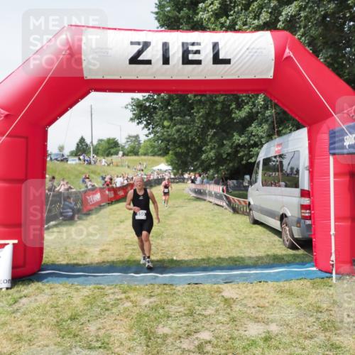 21.06.2025 - 27. Vierlanden-Triathlon MichiJ http://msf.ph/oto/8024935 15.06.2026 11:53:08 Ziel 488, 550 meine-sportfotos.de