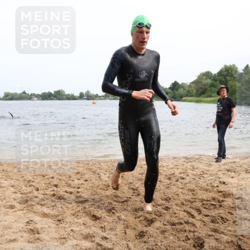 15.06.2025 - 27. Vierlanden-Triathlon Lena Gebhardt http://msf.ph/oto/8024937 15.06.2025 10:56:32 Schwimmen 685, 764, 771 meine-sportfotos.de