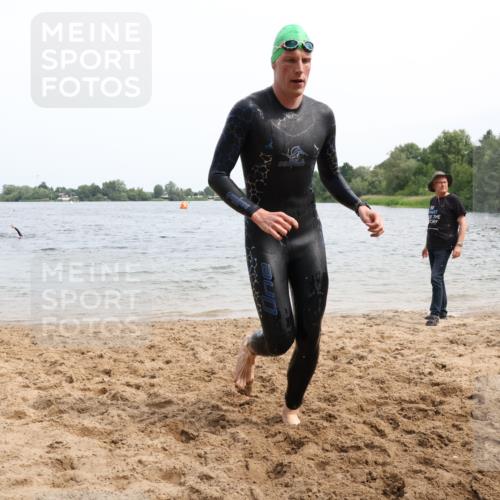 15.06.2025 - 27. Vierlanden-Triathlon Lena Gebhardt http://msf.ph/oto/8024940 15.06.2025 10:56:32 Schwimmen 685, 764, 771 meine-sportfotos.de