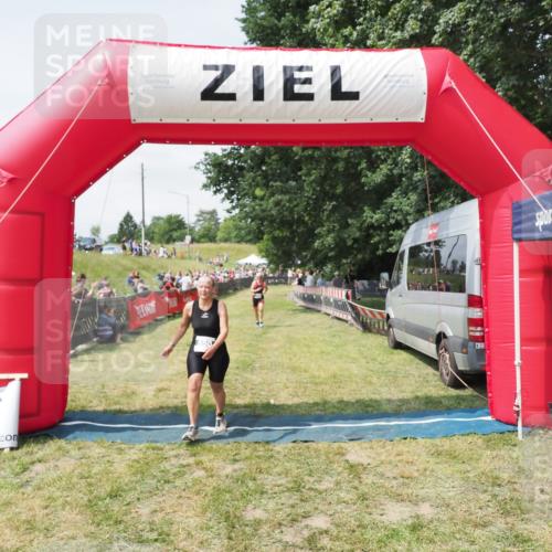 21.06.2025 - 27. Vierlanden-Triathlon MichiJ http://msf.ph/oto/8024956 15.06.2026 11:53:08 Ziel 488, 550 meine-sportfotos.de