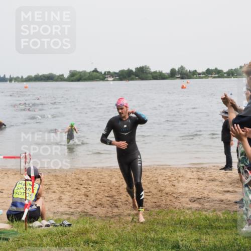 21.06.2025 - 27. Vierlanden-Triathlon MichiJ http://msf.ph/oto/8024961 15.06.2026 10:56:05 Schwimmen 702, 733 meine-sportfotos.de