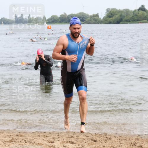 15.06.2025 - 27. Vierlanden-Triathlon Lena Gebhardt http://msf.ph/oto/8024965 15.06.2025 10:56:38 Schwimmen 642, 685, 691, 764, 771 meine-sportfotos.de